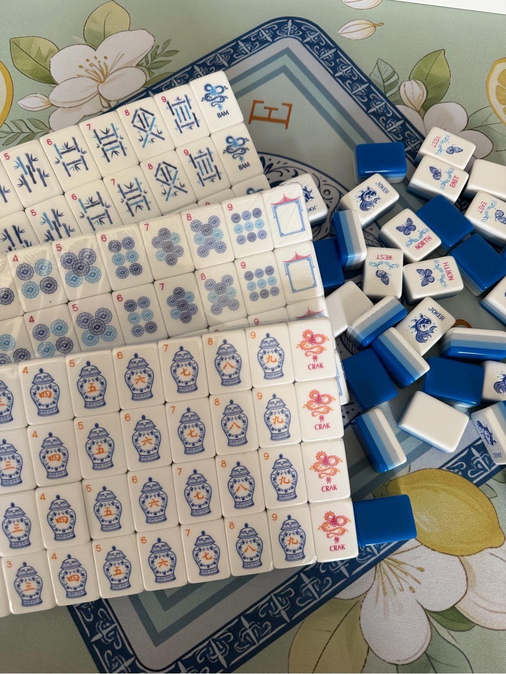 Mahjong Set - Blue and White with green/lemon Tiles, Mat, Wooden Racks - Picture 8 of 16